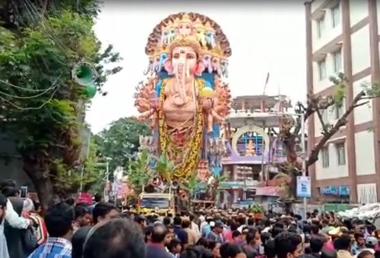 हैदराबादी गणपति की शान से निकली सवारी, बंटेगा 750 KG का लड्डू