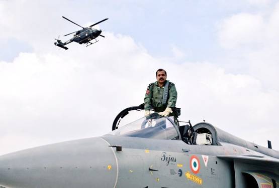 WW-2 लड़े थे दादा, IAF में पिता-बेटी, भदौरिया बने एयरफोर्स चीफ