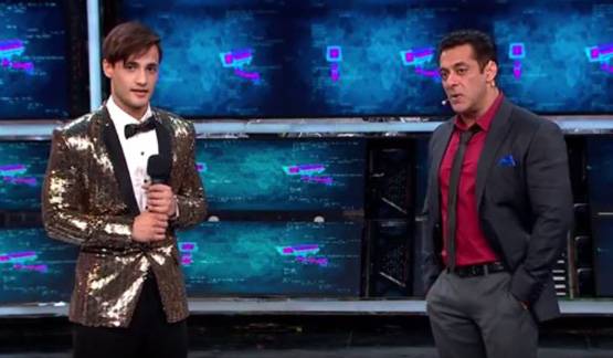 बिग बॉस में JK का मॉडल, सलमान खान ने खींची टांग, उड़ाया इंग्लिश का मजाक