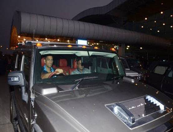 धोनी इस खास कार में हुए स्पॉट, जानें साक्षी के इस गिफ्ट की कीमत