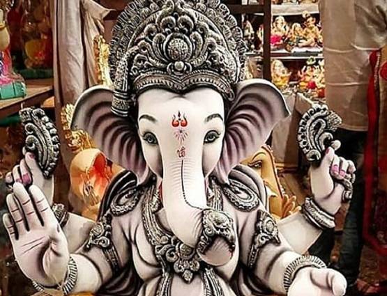 करीब तीन लाख हीरे, 22 किलो सोना-चांदी से बप्पा का श्रृंगार, देखें PHOTOS