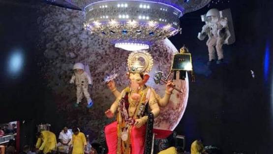 हैदराबादी गणपति की शान से निकली सवारी, बंटेगा 750 KG का लड्डू