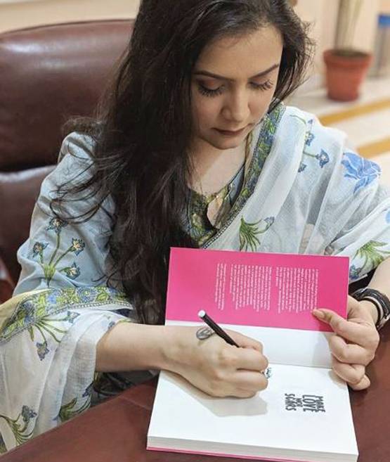 एसिड अटैक से उजड़ी जिंदगियों को संवार रही हैं 26 साल की रिया