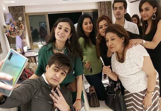 चर्चा में ये रिश्ता... स्टार्स की हाउस पार्टी, दिखा सास-बहू का मॉर्डन लुक