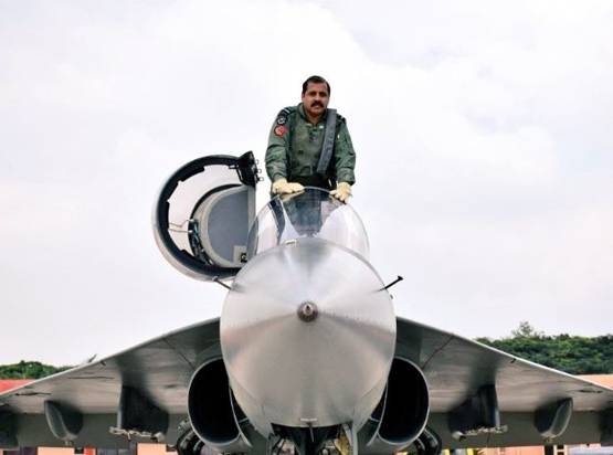 WW-2 लड़े थे दादा, IAF में पिता-बेटी, भदौरिया बने एयरफोर्स चीफ