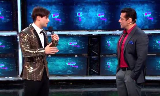 बिग बॉस में JK का मॉडल, सलमान खान ने खींची टांग, उड़ाया इंग्लिश का मजाक