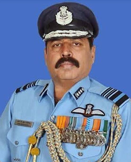 WW-2 लड़े थे दादा, IAF में पिता-बेटी, भदौरिया बने एयरफोर्स चीफ