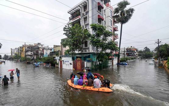 सड़क पर नाव, सैलाब में डूबीं गाड़ियां, देखें बिहार में बाढ़ से बर्बादी की तस्वीरें