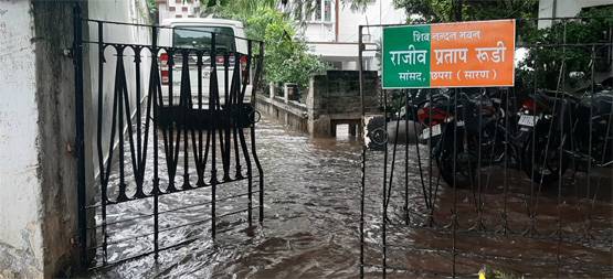 सड़क पर नाव, सैलाब में डूबीं गाड़ियां, देखें बिहार में बाढ़ से बर्बादी की तस्वीरें