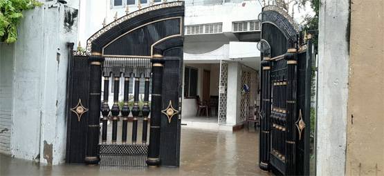 सड़क पर नाव, सैलाब में डूबीं गाड़ियां, देखें बिहार में बाढ़ से बर्बादी की तस्वीरें