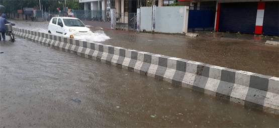 सड़क पर नाव, सैलाब में डूबीं गाड़ियां, देखें बिहार में बाढ़ से बर्बादी की तस्वीरें