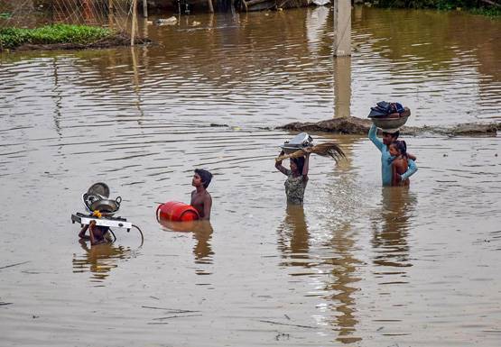 सड़क पर नाव, सैलाब में डूबीं गाड़ियां, देखें बिहार में बाढ़ से बर्बादी की तस्वीरें