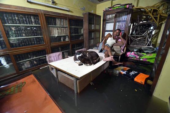 सड़क पर नाव, सैलाब में डूबीं गाड़ियां, देखें बिहार में बाढ़ से बर्बादी की तस्वीरें