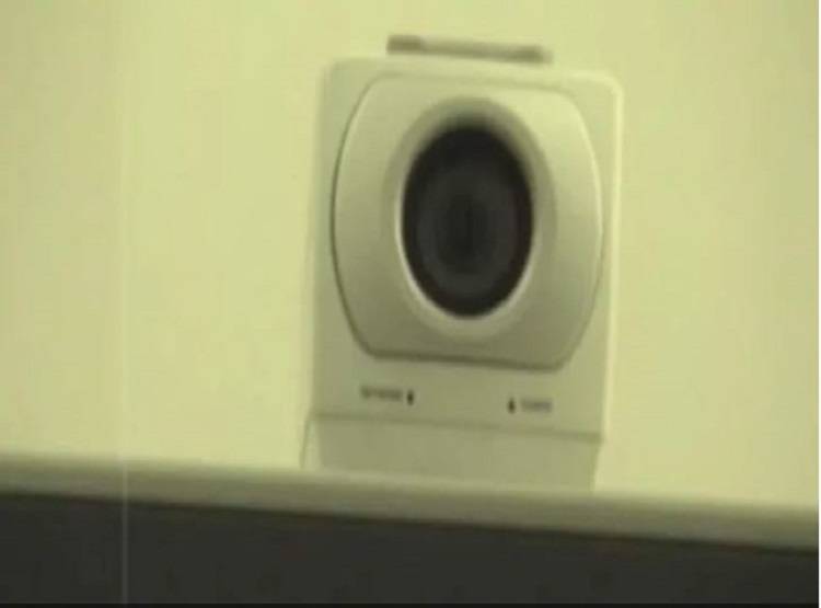 महिला ट्रायल रूम में कर रही थी ड्रेस चेंज, हिडेन कैमरे से बना लिया वीडियो