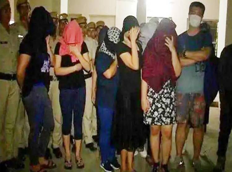 दिल्ली के स्पा-मसाज सेंटर की असली कहानी, बंद कमरे में होता है ये