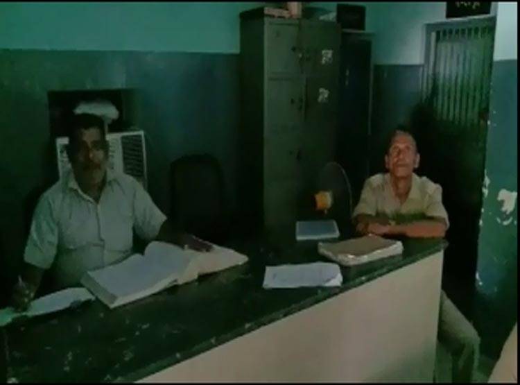 चालान कटा तो बिजली विभाग के अधिकारी ने काट दी थाने की बिजली