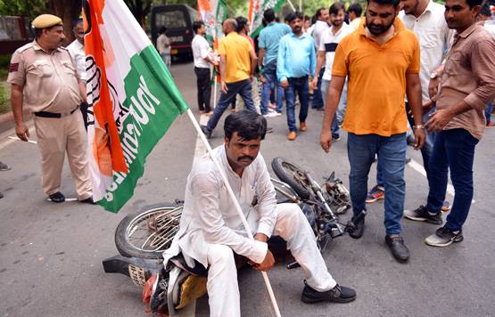 व्हीकल एक्ट के विरोध में यूथ कांग्रेस का हंगामा, हवा में लहराई बाइक
