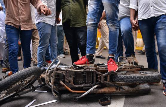 व्हीकल एक्ट के विरोध में यूथ कांग्रेस का हंगामा, हवा में लहराई बाइक