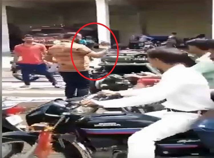 स्टार्ट नहीं हुई गाड़ी तो सनकी ने गुस्से में पेट्रोल डालकर लगा दी आग