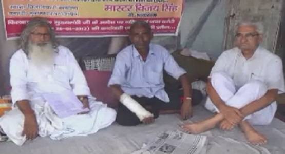 24 साल से धरने पर हैं टीचर, महंगा पड़ा खुले में अंडरवियर सुखाना