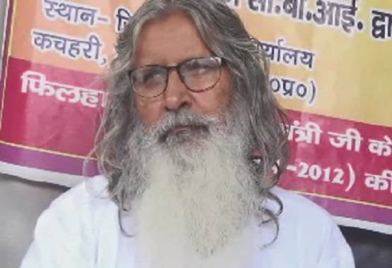 24 साल से धरने पर हैं टीचर, महंगा पड़ा खुले में अंडरवियर सुखाना