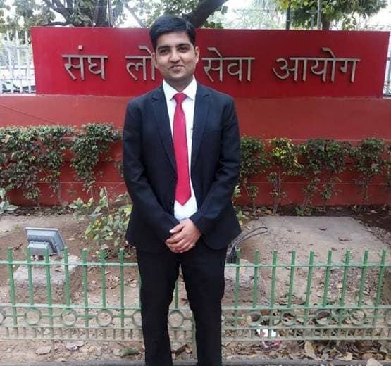 ऐसे तैयारी करके गली ब्वॉय से IAS बन गया ये लड़का, पाई 77वीं रैंक