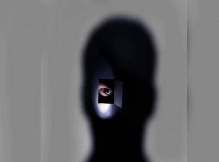 महिला ट्रायल रूम में कर रही थी ड्रेस चेंज, हिडेन कैमरे से बना लिया वीडियो