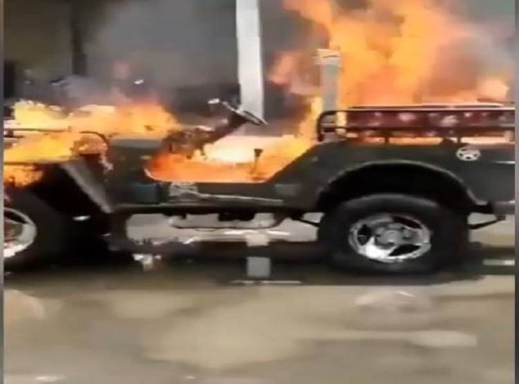 स्टार्ट नहीं हुई गाड़ी तो सनकी ने गुस्से में पेट्रोल डालकर लगा दी आग