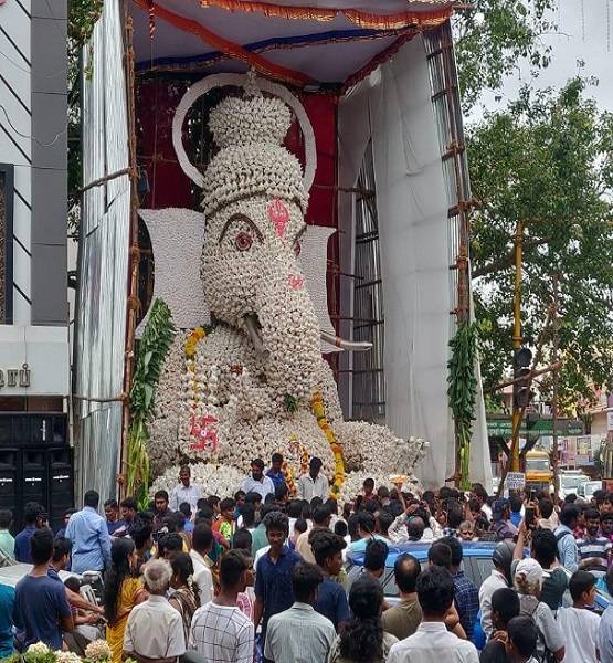 लालबाग में चंद्रयान-2 की थीम, चेन्नई में 'सैनिक' बने गणपति