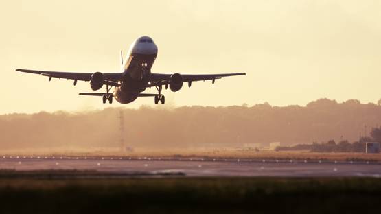 एयरपोर्ट पर पी रहे थे शराब, अनाउंसमेंट मिस हुई तो रनवे पर दौड़े