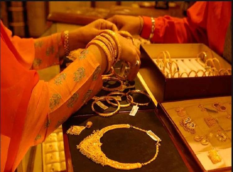 मंदिर के लिए खुदाई में मिला इतने किलो सोना, देखने को लगी भीड़