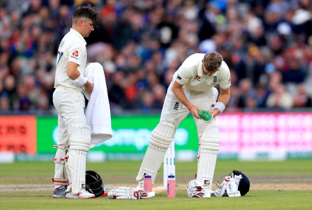 इंग्लिश कप्तान रूट के प्राइवेट पार्ट पर लगी गेंद, टूट गया एल गार्ड