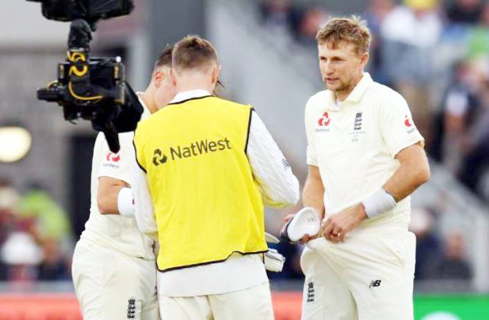 इंग्लिश कप्तान रूट के प्राइवेट पार्ट पर लगी गेंद, टूट गया एल गार्ड