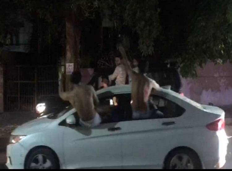 दिल्ली की सड़कों पर हुड़दंगियों का कब्जा, गाड़ी पर चढ़कर बवाल