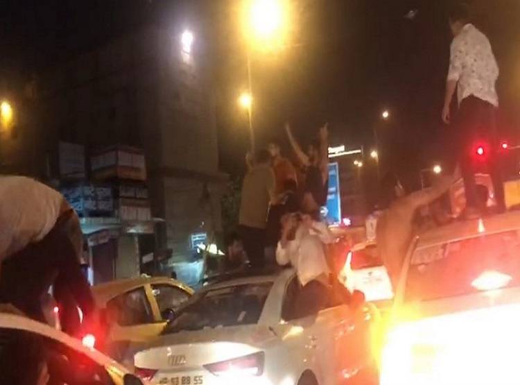 दिल्ली की सड़कों पर हुड़दंगियों का कब्जा, गाड़ी पर चढ़कर बवाल