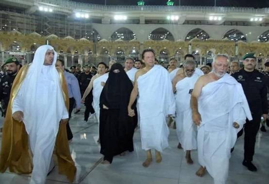 इमरान की पत्नी के पास है जिन्न, आइने में नहीं दिखता अक्स!