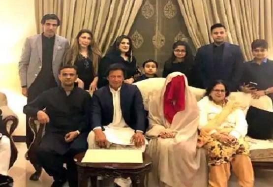 इमरान की पत्नी के पास है जिन्न, आइने में नहीं दिखता अक्स!