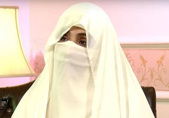 इमरान की पत्नी के पास है जिन्न, आइने में नहीं दिखता अक्स!