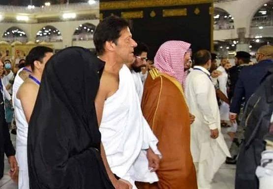 इमरान की पत्नी के पास है जिन्न, आइने में नहीं दिखता अक्स!