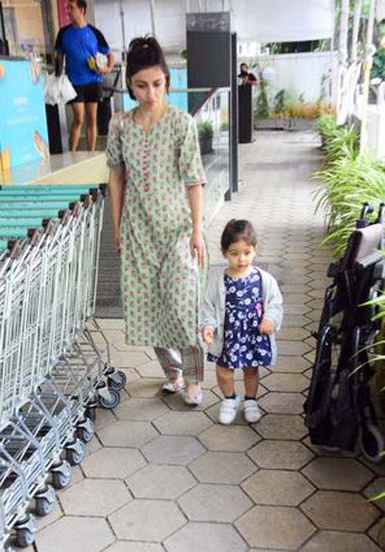 पापा-मम्मी के साथ शॉपिंग पर निकली नन्ही इनाया, वायरल हैं क्यूट तस्वीरें