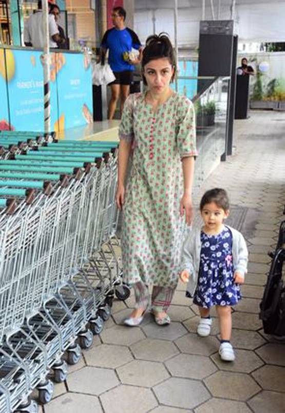 पापा-मम्मी के साथ शॉपिंग पर निकली नन्ही इनाया, वायरल हैं क्यूट तस्वीरें