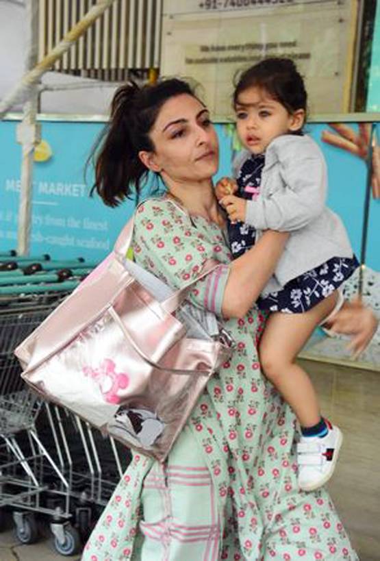 पापा-मम्मी के साथ शॉपिंग पर निकली नन्ही इनाया, वायरल हैं क्यूट तस्वीरें