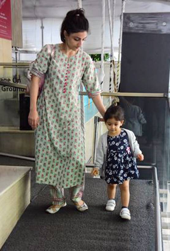 पापा-मम्मी के साथ शॉपिंग पर निकली नन्ही इनाया, वायरल हैं क्यूट तस्वीरें