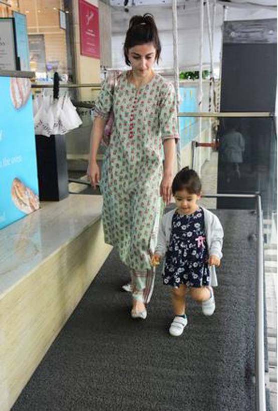 पापा-मम्मी के साथ शॉपिंग पर निकली नन्ही इनाया, वायरल हैं क्यूट तस्वीरें