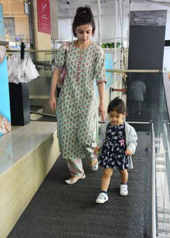 पापा-मम्मी के साथ शॉपिंग पर निकली नन्ही इनाया, वायरल हैं क्यूट तस्वीरें