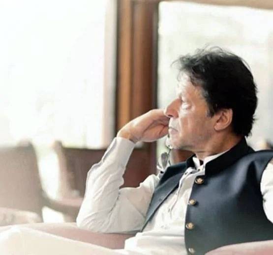 इमरान की पत्नी के पास है जिन्न, आइने में नहीं दिखता अक्स!