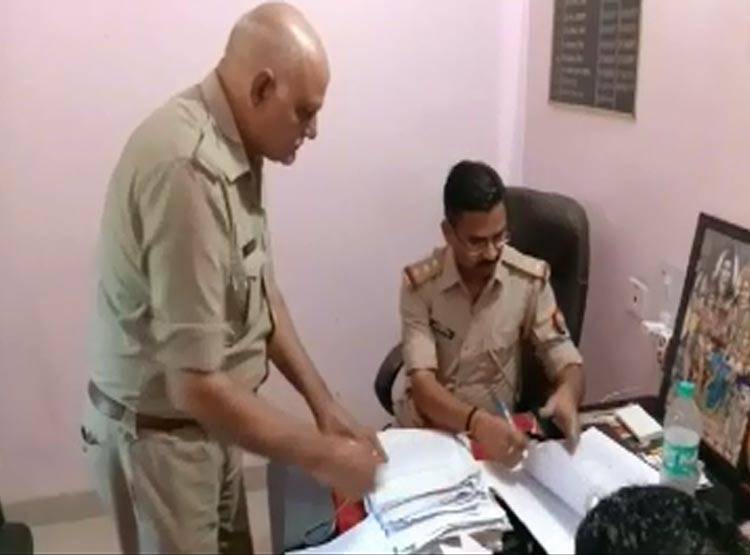 चालान कटा तो बिजली विभाग के अधिकारी ने काट दी थाने की बिजली