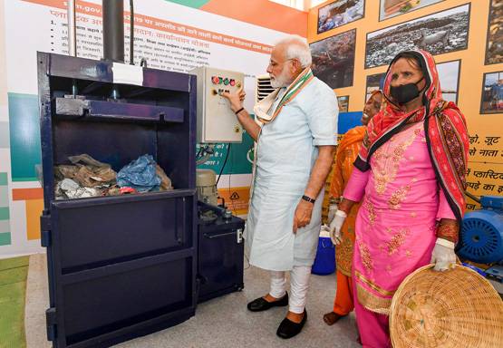 ऐसे प्लास्टिक फ्री इंडिया बना रहे मोदी के मंत्री, सामने आई तस्वीर
