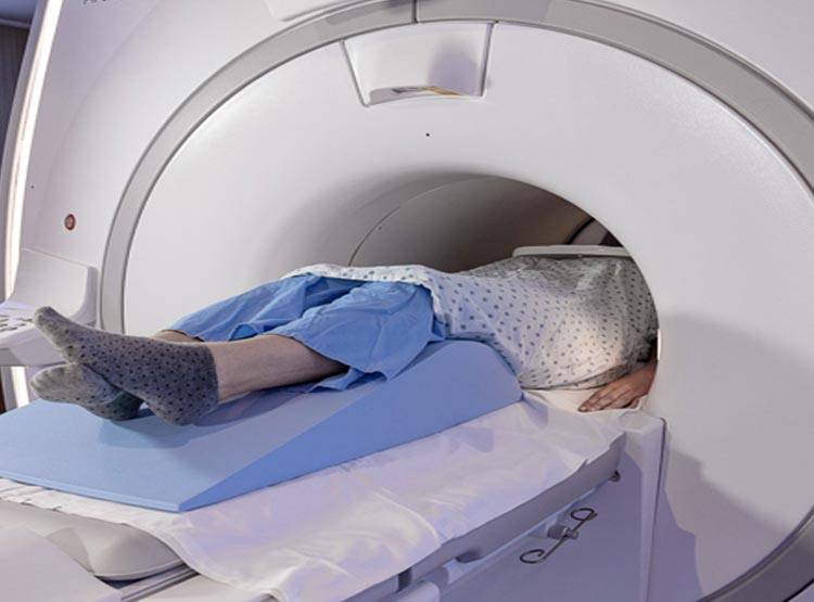 MRI मशीन के अंदर मरीज को डालकर भूल गए डॉक्टर और फिर...