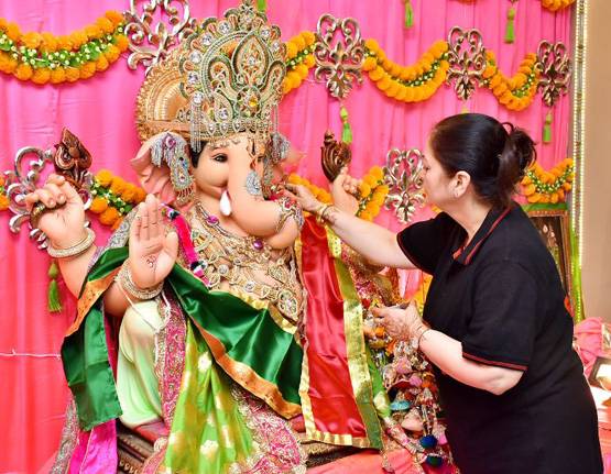 नील नितिन मुकेश की 1 साल की बेटी नूर्वी ने ऐसे दी बप्पा को विदाई, तस्वीरें